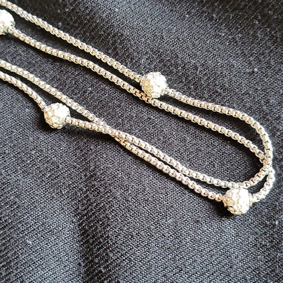 2/40 jewellry. 2 Silver toned necklaces - Picture 5 of 8